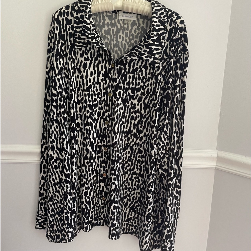 Calvin Klein women’s Size 3x button down shirt animal print tunic length